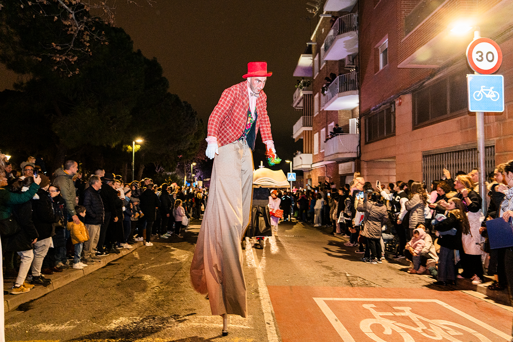 Gigantes, cabezudos y comparsas es otra gran idea para fiesta de pueblo